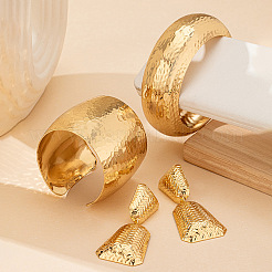 合金のざらざらした質感のカフバングルとスタッドダングルイヤリングセット  台形  ゴールドカラー  内径：60mm&nbsp;FS-WGCEEF2-01