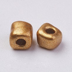 ベーキングペイントガラスガラスシードビーズ  丸い穴  キューブ  金色の焼付塗装ガラス  3~7x3x3mm  穴：0.5mm  約4500個/袋  440~450 G /袋&nbsp;SEED-R026-C01