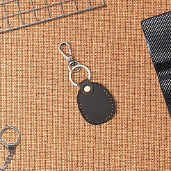 楕円形の牛革ペンダントキーホルダー  合金パーツ  プラチナ  コーヒー  130mm&nbsp;KEYC-WH20001-17B