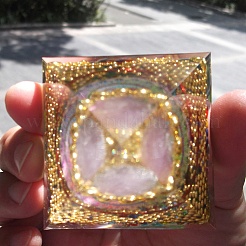 オルゴナイトピラミッド樹脂エネルギー発生器  レイキ天然ローズクォーツチップと金属ビーズが内蔵されており、自宅やオフィスのデスクの装飾に最適です。  60x60x60mm&nbsp;PW-WGB5409-01