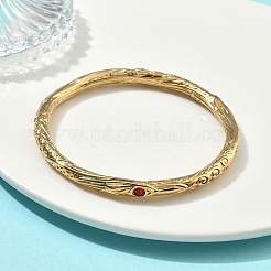 職人の手による彫刻が施された304ステンレススチールのラインストーンバングル（女性用）  18KGP本金メッキ  イオンプレーティング（ip）  長持ちメッキ  レッド  内径：2.30インチ（5.85cm）&nbsp;BJEW-D456-01G-01