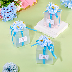 リボンと造花付きの透明なPVCキャンディギフト包装箱  結婚式用の折りたたみ収納ボックス  正方形  ライトスカイブルー  完成品：7x7x7cm&nbsp;CON-TAC0001-20B