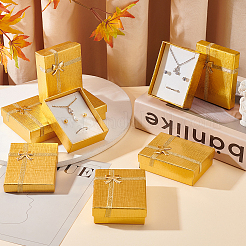 厚紙のペンダントネックレスボックス  外部のちょう結びの内側スポンジで  長方形  ゴールド  9x7x2.8cm&nbsp;CBOX-BC0001-18A
