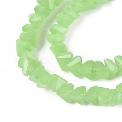ジェイド風ガラスビーズ連売り  三角形  多面カット  薄緑  3~3.5x4~4.5x4~4.5mm  穴：0.8mm  約121~131個/連  14.37~15.35インチ（36.5~39cm）&nbsp;GLAA-N020-4mm-34
