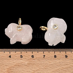 天然ローズクォーツ彫刻ペンダント  真鍮にパヴェセッティングを施したキュービックジルコニアの縁取りが美しい、幸運の豚のチャーム  ゴールドカラー  23.5~25x25~26x14mm  穴：4mm&nbsp;GG-CBA105B-03J-G