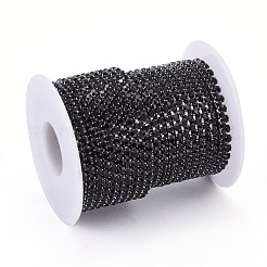 304ステンレススチールラインストーンストラスチェーン  スプールで  ラインストーンカップチェーン  ステンレス鋼色  ジェット  3x3x2.7mm  約32.8フィート（10m）/ロール。&nbsp;STAS-T055-01P-A
