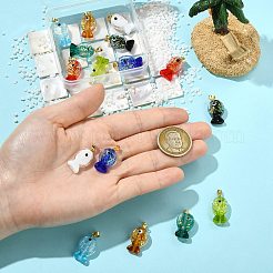 16個8色の手作り二色性箔ランプワークペンダント  真鍮パーツ  魚のチャーム  ミックスカラー  22.5~23.5x12.5~13x8.5~9.5mm  穴：4.5x4mm  2個/カラー&nbsp;DICH-CJ0001-01