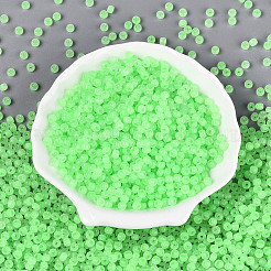 内側が透明なガラスシードビーズ6/0個。  ロンデル  丸い穴  春の緑  4x3mm  穴：1.2~1.5mm  約6080個/ポンド&nbsp;SEED-N008-08T