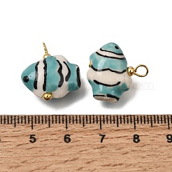 手作りの磁器のペンダント  魚のチャーム  真鍮パーツ  手描き  18KGP本金メッキ  ターコイズ  18.5~19.5x18~18.5x8.5~9mm  穴：2.5~3mm&nbsp;PR-CBA0027-11G-10