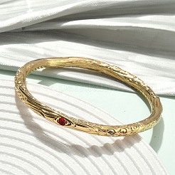 職人の手による彫刻が施された304ステンレススチールのラインストーンバングル（女性用）  18KGP本金メッキ  イオンプレーティング（ip）  長持ちメッキ  レッド  内径：2.30インチ（5.85cm）&nbsp;BJEW-D456-01G-01
