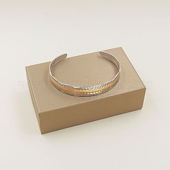 ツートンカラーの304ステンレススチール製フリルエッジカフバングル  女性用ストライプ柄カフバングル  ゴールデン·ステンレス鋼色  内径：2.48インチ（6.3cm）&nbsp;WGC6FA0-01