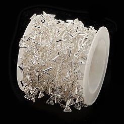 真鍮製カーブリンクバーチェーン  クリアキュービックジルコニアのトライアングルチャーム付き  溶接されていない  スプールで  銀  18x1mm&nbsp;CHC-M025-44S