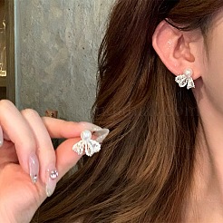 リボン型合金マイクロパヴェキュービックジルコニアスタッドピアス  女性用プラスチック模造真珠付き  銀  14x16mm&nbsp;AL-CBA3C8B-06P