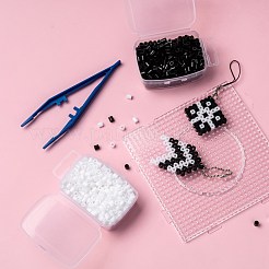 2色ヒューズビーズキット  正方形のabcプラスチックペグボード付き  アイロンペーパー  プラスチックピンセット  鉄製のボールチェーンと丸カン、ナイロン製のモバイルストラップ  ミックスカラー  5x5mm  穴：3mm  1040のPCについて&nbsp;DIY-X0295-02E-5mm