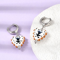 真鍮製のフープ型ドロップピアス  花柄とハート  磁器と  鉛フリー＆カドミウムフリー  ラックめっき  長持ちメッキ  プラチナ  プルシアンブルー  40~41x17mm&nbsp;KK-CBA8324-26P-02