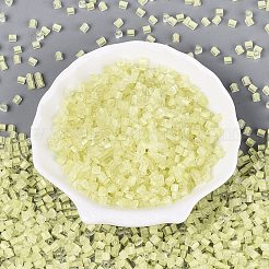 FgbグレードAフロストガラスシードビーズ  三角形  暗闇で光る  中央染め  ライトカーキ  3.5x3.5x3.5mm  穴：1.2~1.4mm  約7500個/ポンド&nbsp;SEED-Q040-04A-11