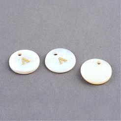 淡水シェルペンダント  フラットラウンドゴールドブロッキングレター  ランダムな混合文字  11.5x2mm  穴：1.5mm&nbsp;SSHEL-S249