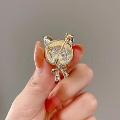 蝶結びのエナメルピンをつけた柴犬  バックパック服用合金ブローチ  砂茶色  28x18mm&nbsp;PW-WG5A602-01