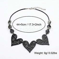 ボヘミアン風の黒い木製ハートとナゲット、樹脂ビーズのビブネックレス  女性用マルチ連PUレザーネックレス  プラチナ  グレー  17.32インチ（44cm）&nbsp;WG28F53-01
