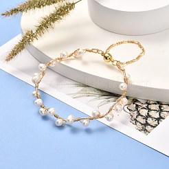 女の子の女性のための天然真珠編みバングル  マグネットクラスプ付き真鍮バングル  ゴールドカラー  内径：2.36~2.56インチ（60~65mm）&nbsp;BJEW-JB06830-01