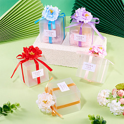 リボンと造花付きの透明なPVCキャンディギフト包装箱  結婚式用の折りたたみ収納ボックス  正方形  ライトスカイブルー  完成品：7x7x7cm&nbsp;CON-TAC0001-20B