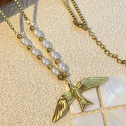 304ステンレススチールとプラスチックの模造真珠の鳥のペンダントネックレス、女性用  ホワイト  18KGP本金メッキ  19.69インチ（50cm）&nbsp;NJEW-P330-02G