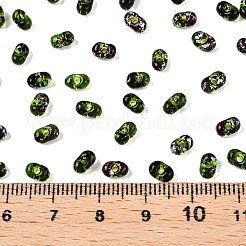 ピカソのスプレー塗装ガラスシードビーズ  ピーナッツ  濃い緑  6x4x3mm  穴：1.2mm  約4000個/ポンド&nbsp;SEED-T006-04-18