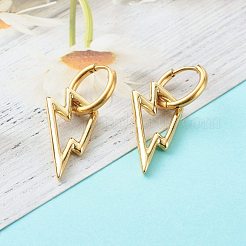 304ステンレススチール製ハギーフープピアス  真鍮のペンダント付き  稲妻  ゴールドカラー  35mm  ピン：1mm&nbsp;EJEW-JE04549-02