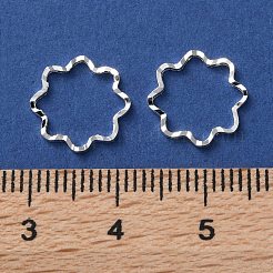 真鍮製フレームコネクター  カドミウムフリー＆鉛フリー  テクスチャードフラワー  925銀メッキ  11.5x11.5x1mm  内径：10.5x10.5mm&nbsp;LS-KK-F880-17S-02