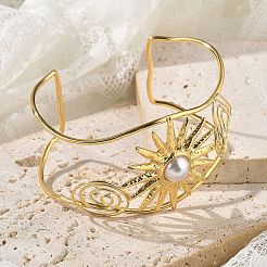 女性用304ステンレススチールカフバングル  太陽  プラスチック模造パールと  18KGP本金メッキ  内径：2-5/8インチ（6.7cm）&nbsp;BJEW-Z091-07G