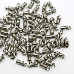 鉄コイルコードは終了  プラチナカラー  直径約3.5mm  長さ9.5mm  穴：2mm  約1450個/500g&nbsp;E194Y