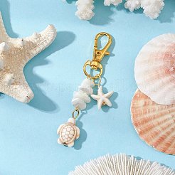 ヒトデとウミガメの合成ターコイズと天然ホワイトマザーオブパールシェルチップペンダントデコレーション2個。  合金製回転式ナスカンカニカン付き  ミックスカラー  74~76mm&nbsp;HJEW-JM03169
