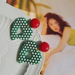 水玉模様のアクリル製スタッドピアス  ハート  濃い緑  38mm&nbsp;WGE96CB-01