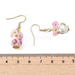 手作りの花柄磁器セラミックダングルイヤリング  花  つや消しの透明なアクリルビーズ付き  真鍮製の花型ビーズキャップと304ステンレススチール製のピアスフック  ゴールドカラー  ピンク  35x12mm&nbsp;EJEW-JE07288-01
