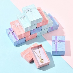 12色の厚紙紙ネックレスボックス3個  ネックレスギフトケース、内側にスポンジとちょう結び付き  長方形  ミックスカラー  5.2x8.2x3cm  4個/カラー&nbsp;CON-FS0001-18