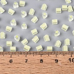 FgbグレードAフロストガラスシードビーズ  三角形  暗闇で光る  中央染め  ライトカーキ  3.5x3.5x3.5mm  穴：1.2~1.4mm  約7500個/ポンド&nbsp;SEED-Q040-04A-11