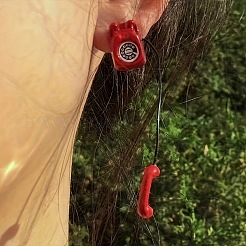 携帯電話型の合金アクリルスタッドピアス  プラチナ  レッド  11x30mm&nbsp;FS-WGD4674-01