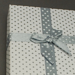 ちょう結び内部スポンジでアクセサリー厚紙箱  長方形  グレー  160x120x30mm  インナーサイズ：155x115mm&nbsp;LS-CBOX-R022-9
