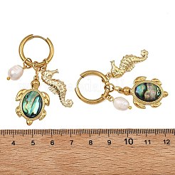 天然養殖淡水パールと天然アワビ貝を使用した女性用ドロップピアス  タツノオトシゴを連れたカメ  202ステンレススチール製ハギーフープピアスと304ステンレススチール製ペンダント付き  ゴールドカラー  51mm&nbsp;EJEW-JE07137