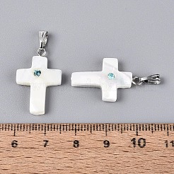 天然トロクスシェルペンダント  アクアマリンのラインストーンと鉄製のスナップオンベイルが付いた宗教的な十字架のチャーム  プラチナ  貝殻色  23~24x14.5~16.5x4~4.5mm  穴：6x2.5mm&nbsp;SSHEL-T017-42A