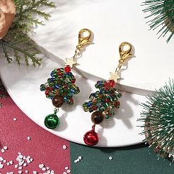 クリスマスツリーのガラスシードビーズと天然タイガーアイペンダントデコレーション  バッグの飾りに使えるロブスターの爪留めと真鍮のベルチャーム  ミックスカラー  70mm  2個/セット&nbsp;HJEW-MZ00075