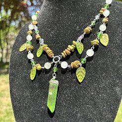 葉っぱの尖った合金とガラスのペンダントネックレス  女性用天然ユナカイトチップビーズネックレス  薄緑  プラチナ  15.75~17.72インチ（40~45cm）&nbsp;FS-WGD0F8B-01