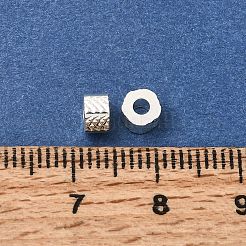 真鍮ビーズ  テクスチャ付き六角形  ラックめっき  長持ちメッキ  銀  3x4.7x4.7mm  穴：2mm&nbsp;KK-CBA0DF0-07S