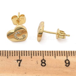 ラックメッキ真鍮マイクロパヴェクリアキュービックジルコニアスタッドピアス  ハート  文字C  8.5x9.5mm&nbsp;EJEW-K299-01G-C