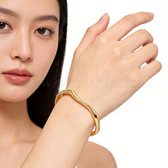 304ステンレススチール製、波模様のテクスチャード加工オープンカフバングル（女性用）  18KGP本金メッキ  内径：2.32インチ（5.9cm）&nbsp;NJ1882
