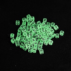 明るい透明なアクリルビーズ  エナメルビーズ  文字付きのキューブ  暗闇で光る  ブラック  4.5x4.5x4.5mm  穴：2mm  約5500個/500g&nbsp;MACR-L011-02B