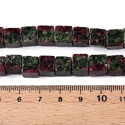 染色された天然ゴマジャスパー模造ルビーのゾイサイトビーズ連売り  キューブ  8~8.5x8~8.5x8~8.5mm  穴：1.2mm  約47~49個/連  15.35~15.79''（39~40.1センチメートル）&nbsp;G-T139-8x8-32A