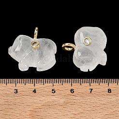 天然水晶彫刻ペンダント  真鍮のパヴェキュービックジルコニア金具を使用した、ロッククリスタル製の幸運の豚チャーム  ゴールドカラー  23.5~25x25~26x14mm  穴：4mm&nbsp;GG-CBA105B-03K-G