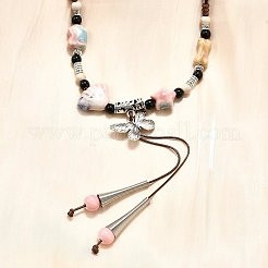 エスニックスタイルの合金と磁器のセラミックビーズの蝶のペンダントタッセルとネックレス  調節可能なワックスコードネックレス  ラベンダーブラッシュ  22.05インチ（56cm）〜36.61インチ（93cm）  ペンダント：135x28.5mm&nbsp;LS-NJEW-D308-01C