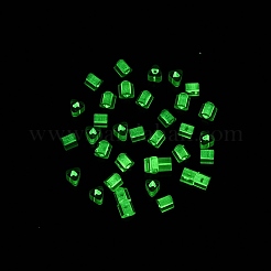 FgbグレードAフロストガラスシードビーズ  三角形  暗闇で光る  中央染め  ライトカーキ  3.5x3.5x3.5mm  穴：1.2~1.4mm  約7500個/ポンド&nbsp;SEED-Q040-04A-11
